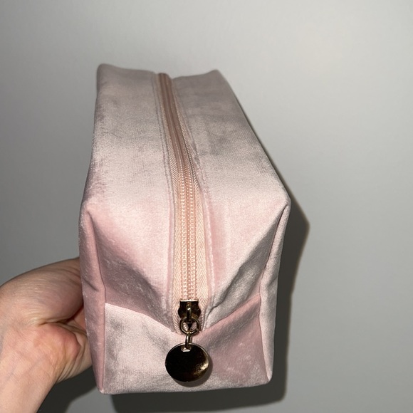 New Cosmetic Bag 🎀 - Picture 2 of 3